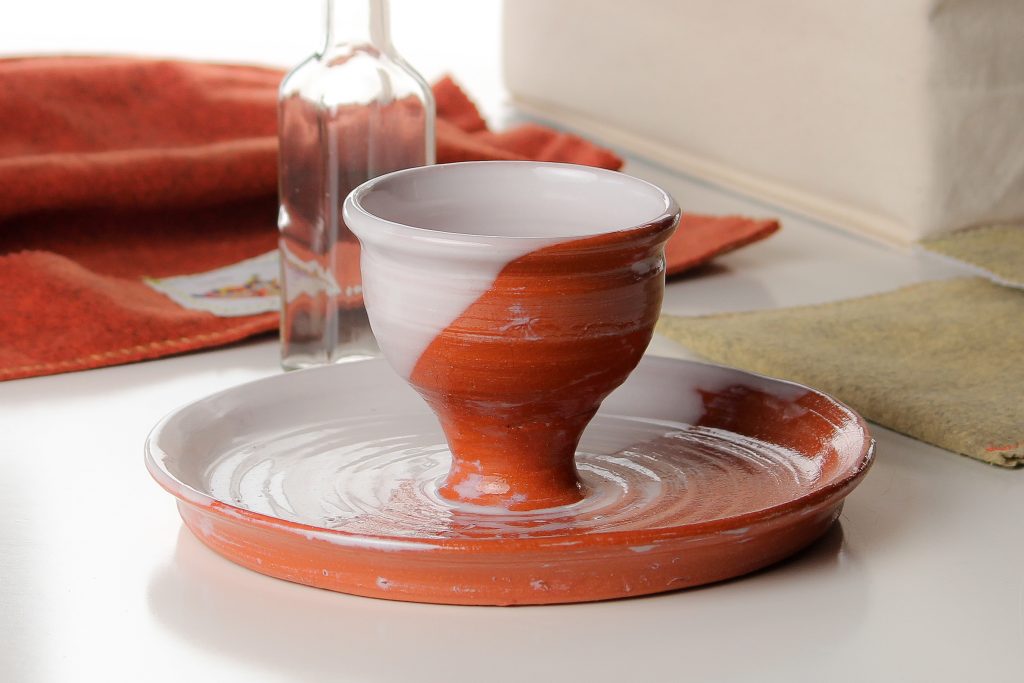 The One-Handed Communion Set is helpful in settings where you are serving those who need assistance such as long term care facilities, small groups in a hospital setting, or in a congregation where you wish to limit the number of serving pieces.