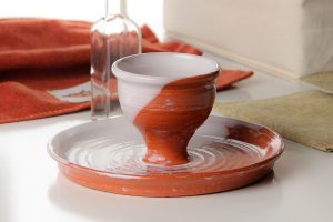 The One-Handed Communion Set is helpful in settings where you are serving those who need assistance such as long term care facilities, small groups in a hospital setting, or in a congregation where you wish to limit the number of serving pieces.