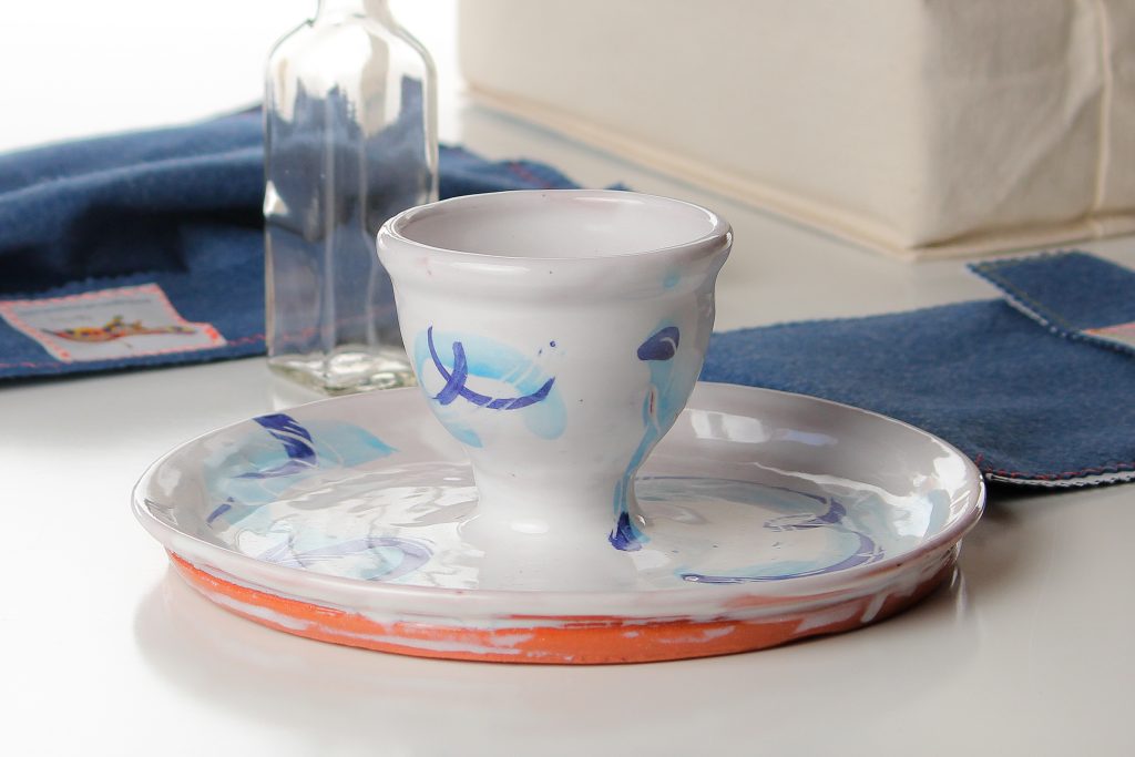 The One-Handed Communion Set is helpful in settings where you are serving those who need assistance such as long term care facilities, small groups in a hospital setting, or in a congregation where you wish to limit the number of serving pieces.