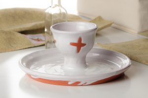 The One-Handed Communion Set is helpful in settings where you are serving those who need assistance such as long term care facilities, small groups in a hospital setting, or in a congregation where you wish to limit the number of serving pieces.